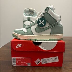 Nike Dunk High in Mint and White